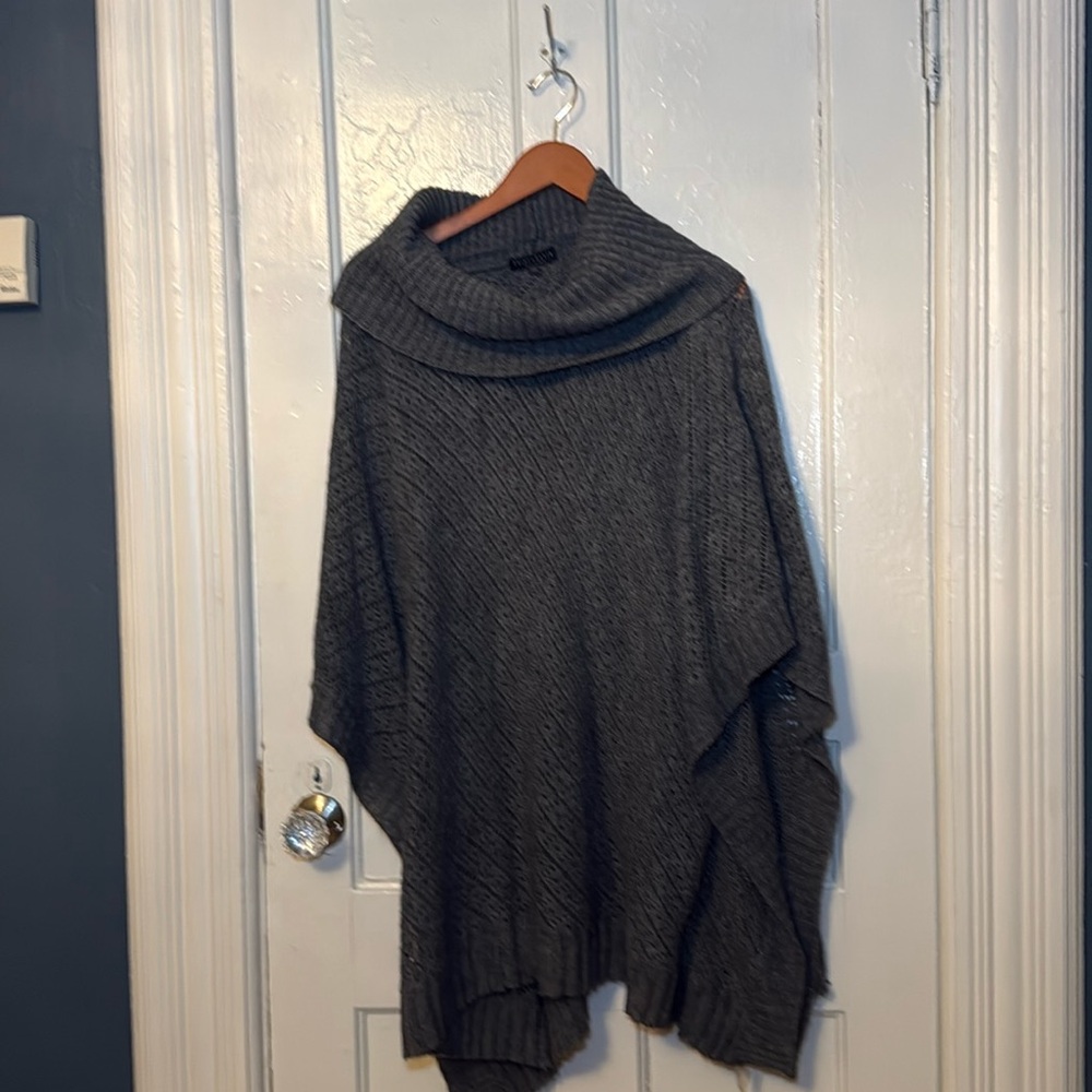 Cute cape/cardigan in great preowned condition. size S/M.